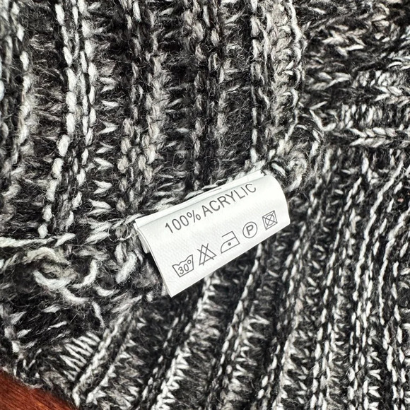 NWT CATWALK STUDIO Soft Chenille? Sweater with Side Vent Details - s/m - Picture 9 of 9